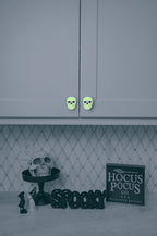 Glow-in-the-Dark Skull Knobēz 12 pack