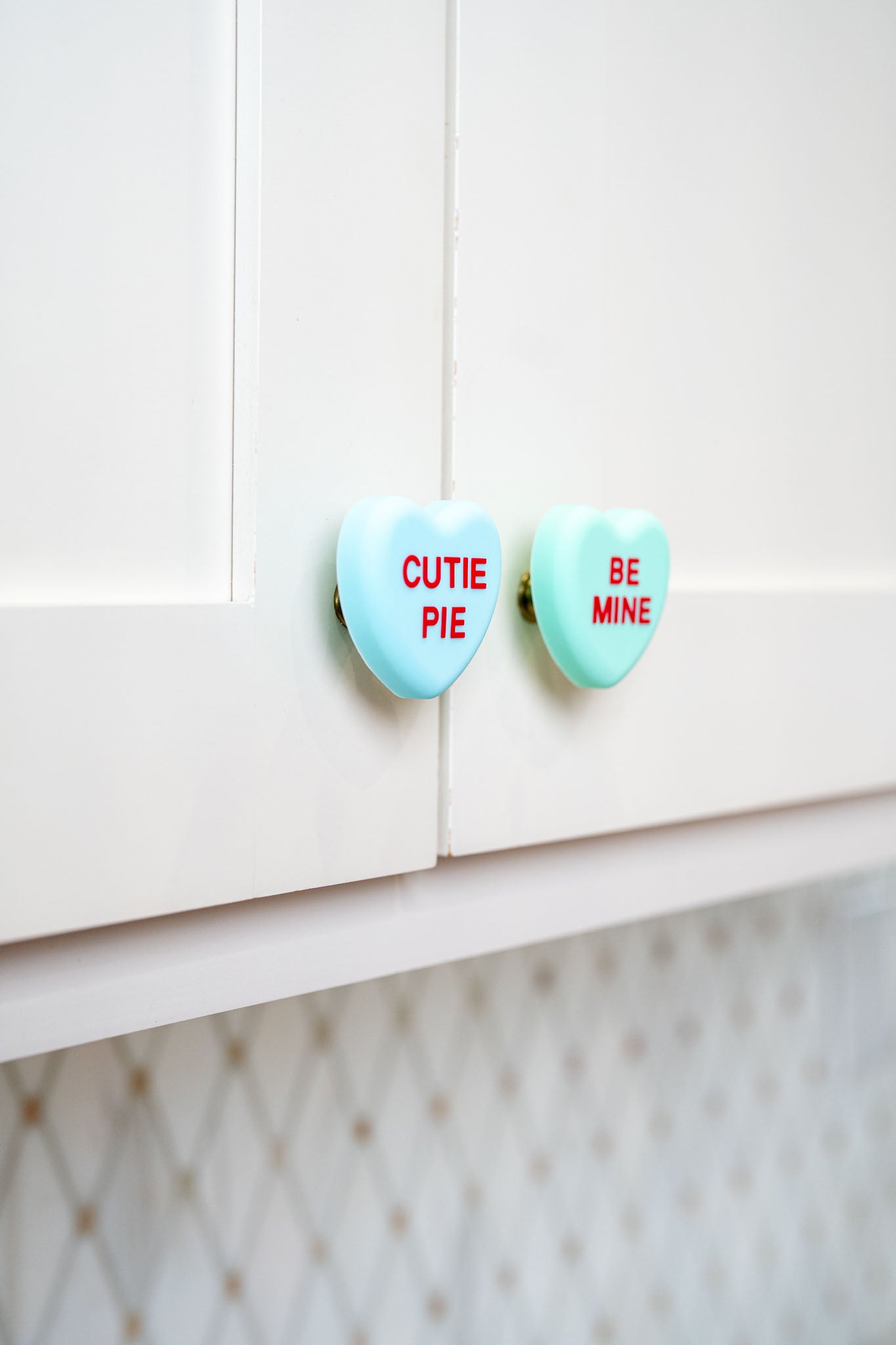 Conversation Heart Knobēz