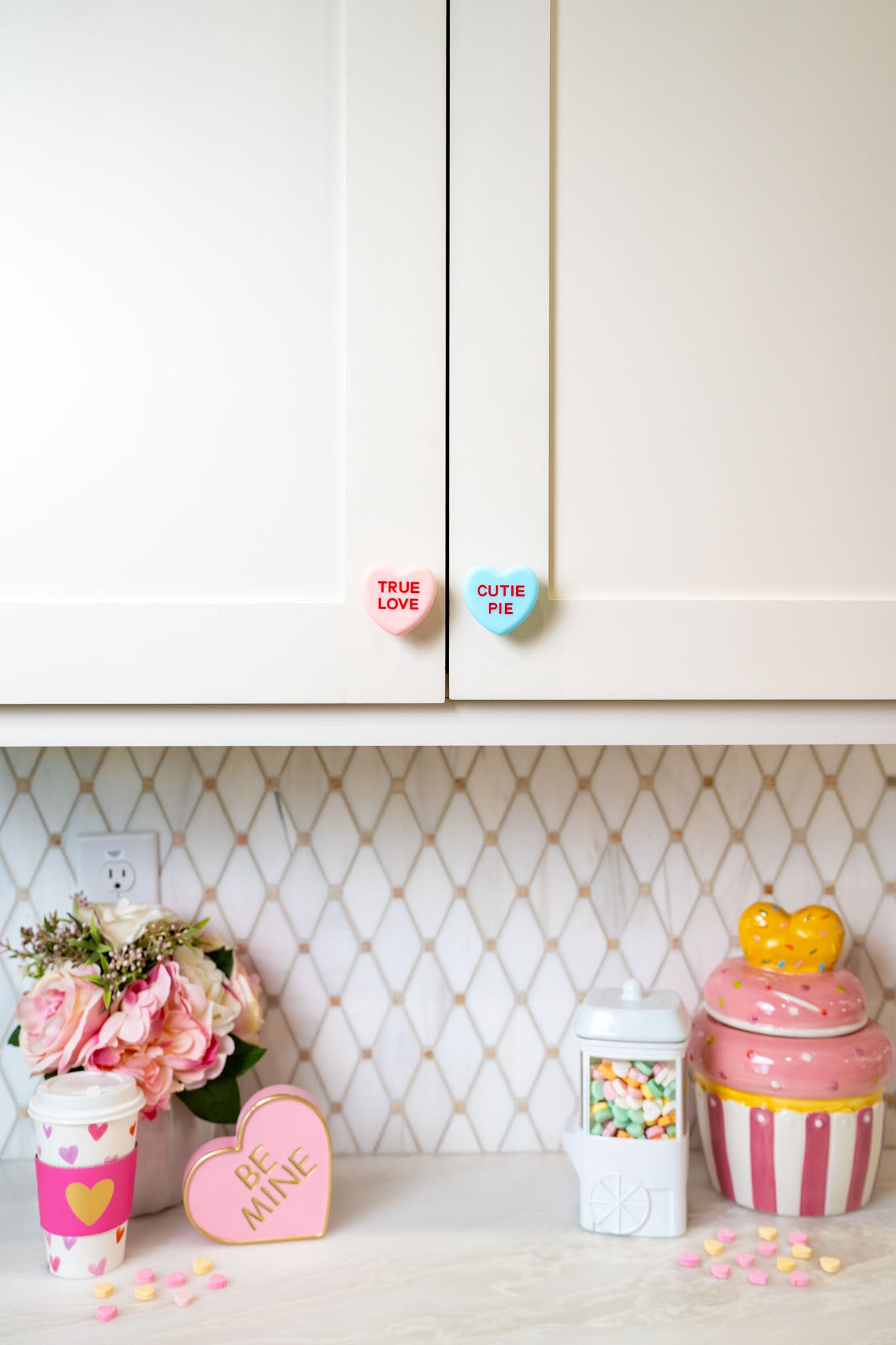 Conversation Heart Knobēz