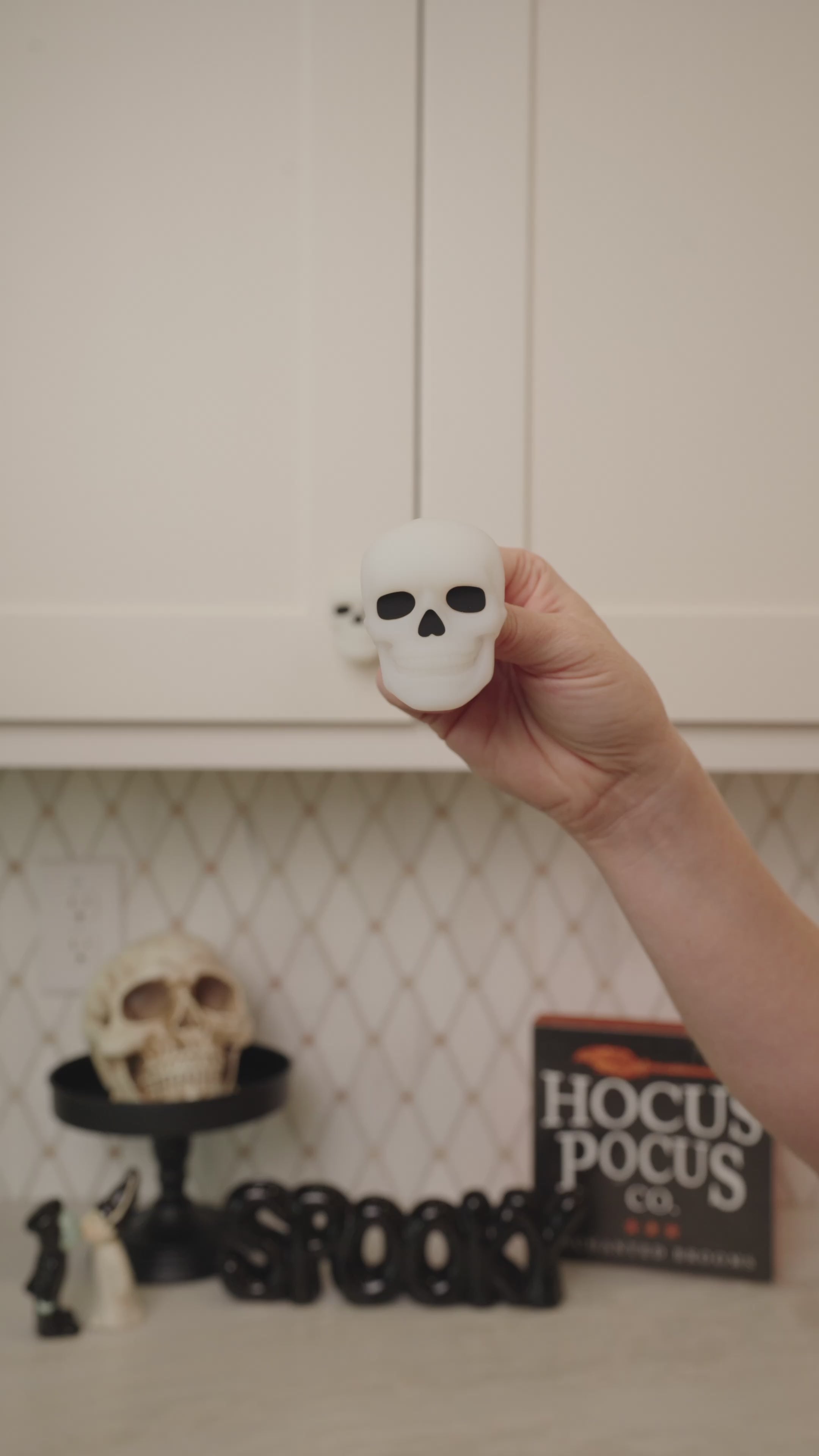 Glow-in-the-Dark Skull Knobēz 12 pack